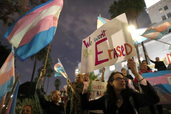 'I am now your mom' on Twitter, a pledge of support for LGBT youths