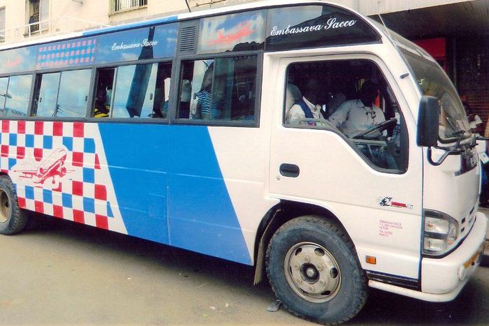 Kenyans celebrate matatu tout who helped a woman give birth