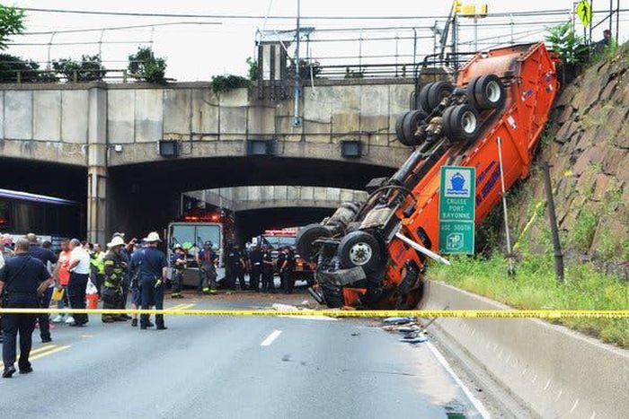 Wild crash near Lincoln tunnel stalls rush hour