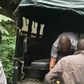 File image of police carrying a body into a police van. David Yano killed by family after spraying six children with bullets in Elgeyo Marakwet