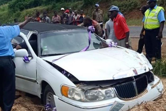 Accident almost ruins wedding as limo carrying bride crashes [Video]