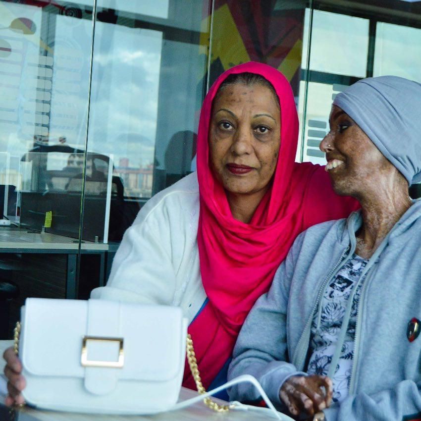 Farah and her mum ( @mr mukiza )