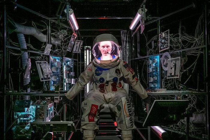 'Spaceman': She's floating in a most peculiar way