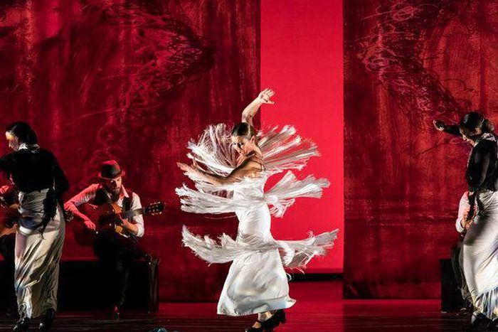 Two Flamenco Divas, two kinds of showmanship