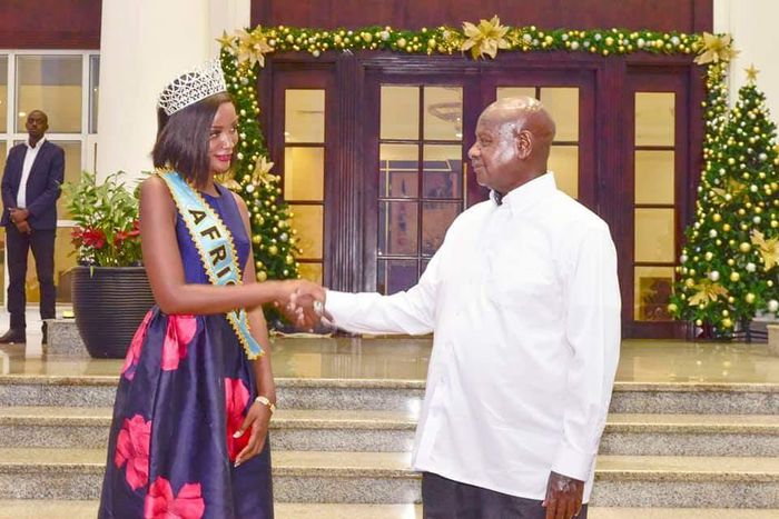 Miss Uganda Abanakyo Quiin shaking hands with President Museveni at State House in Entebbe