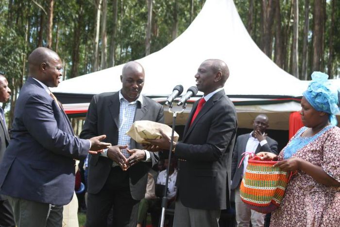 File image of DP Ruto presenting money at a past fundraiser in Kisii