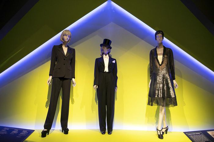 Fashion for a Blurring Binary