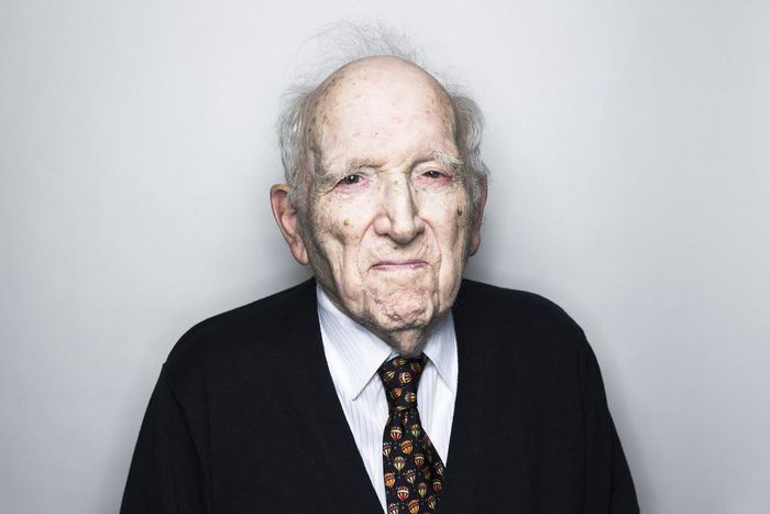 Larry Eisenberg, 99, Whose Limericks Were Very Well Read, Is Dead