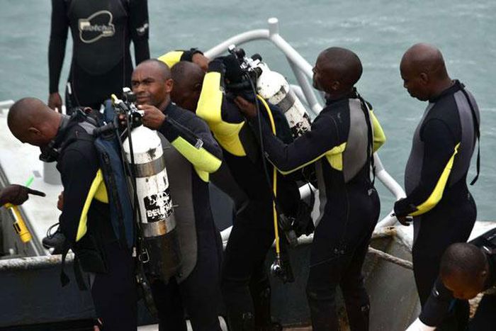 Divers helping in retrieval of bodies at Likoni Channel