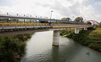 Sit-In Protest by Migrants Closes Down Border Bridge