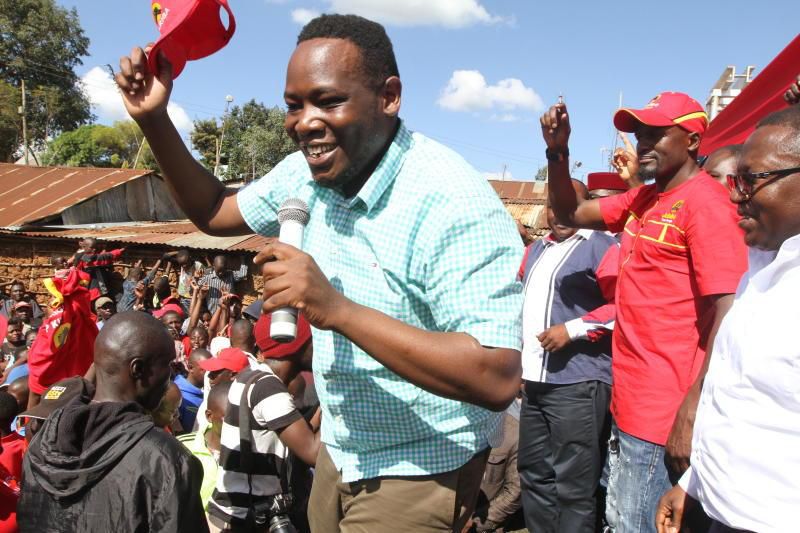 McDonald Mariga (centre) flanked by Gospel singer Rufftone (left) at a campaign rally in Kibra