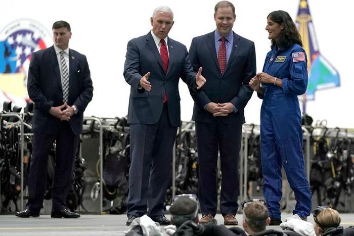 Pence pledges a U.S. return to the moon within 5 years