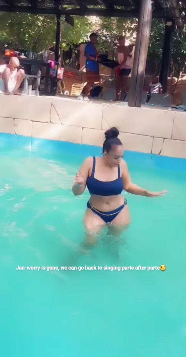 Zari Hassan flaunts her sexy curves in tiny Blue Bikini (Photos)