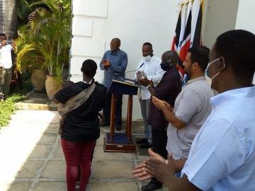 Governor Joho gifts woman pictured wearing plastic bottle