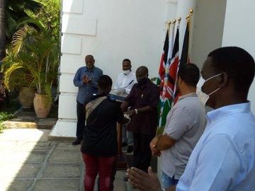 Governor Joho gifts woman pictured wearing plastic bottle