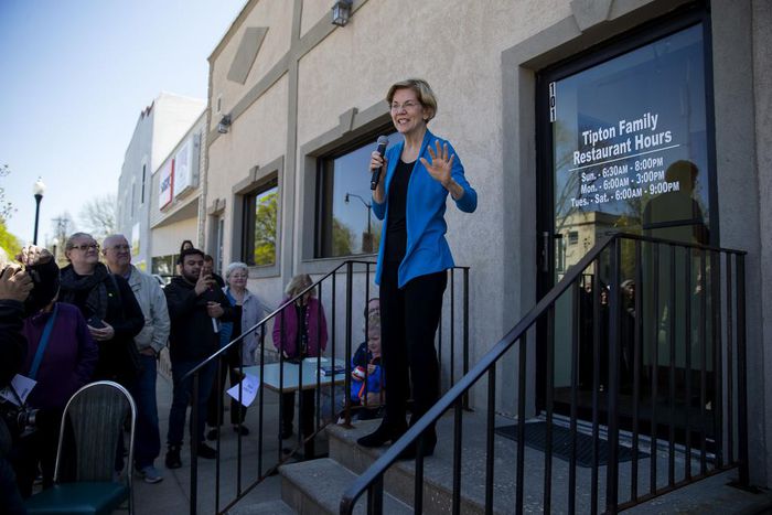 Warren Bets on a Fast Start in Iowa