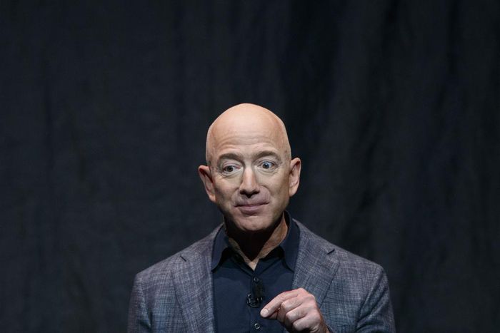 Bezos Says Moon Lander Will Pave 'Road to Space'