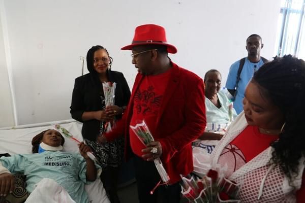 Nairobi Governor Mike Sonko with Jane Muthoni at Mama Lucy Kibaki Hospital