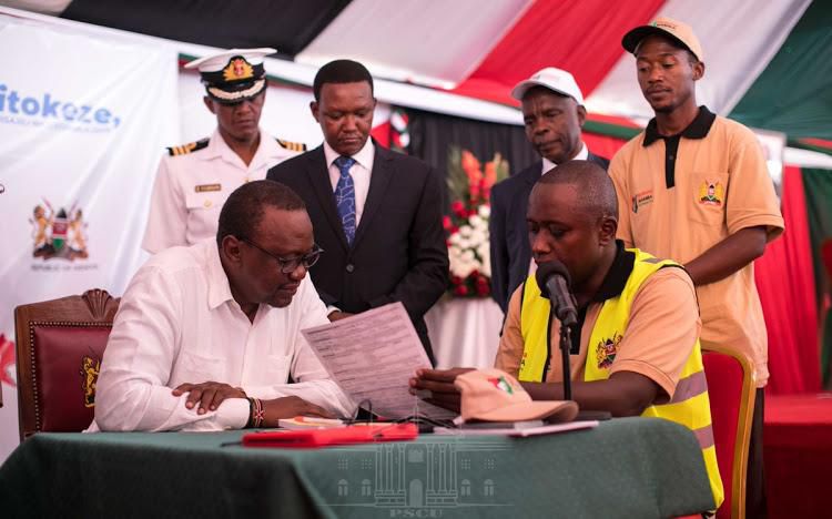 President Uhuru Kenyatta registering for Huduma Namba (Twitter)