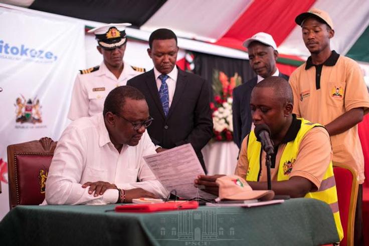 President Uhuru Kenyatta registering for Huduma Namba (Twitter)