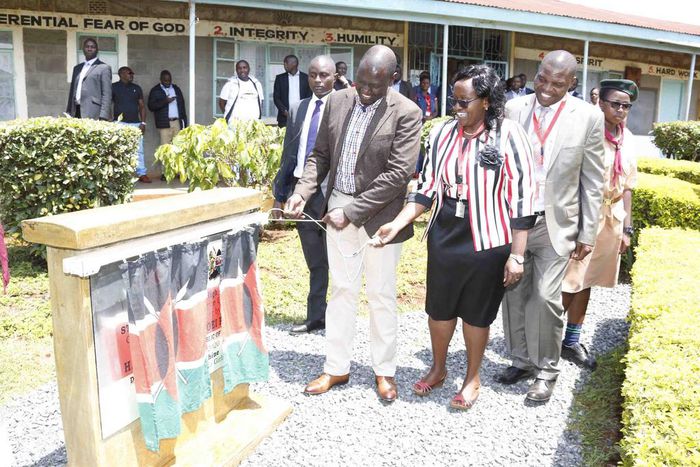 DP Ruto at St Bhakita Kiburia Girls’ Secondary School, Gichugu, Kirinyaga County on Friday shortly after leaving a fund raiser in Nyeri.