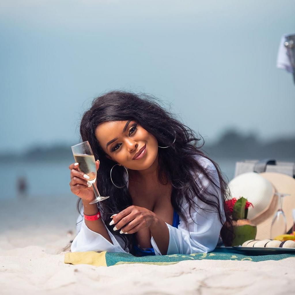 How Avril is unwinding at the Coast (Photos)