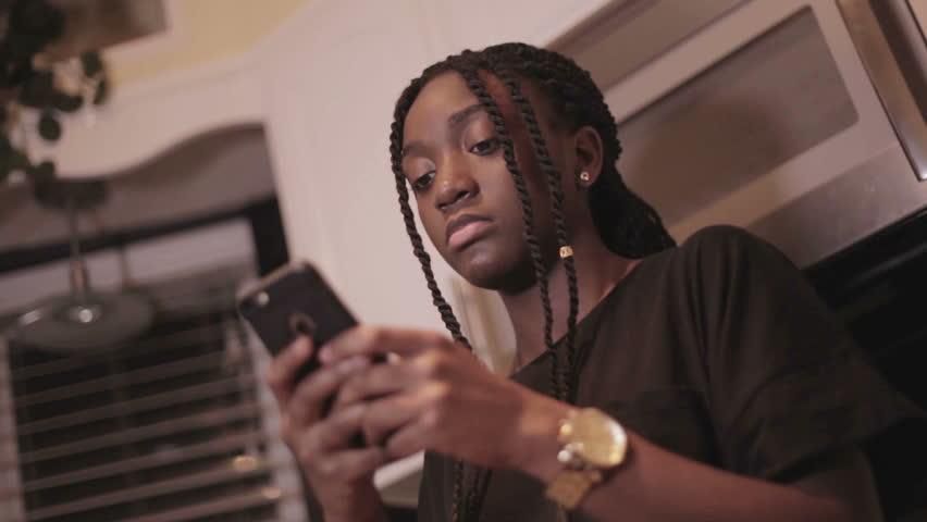 ___8263418___2018___4___17___12___woman+on+phone