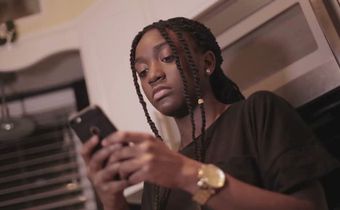 ___8263418___2018___4___17___12___woman+on+phone