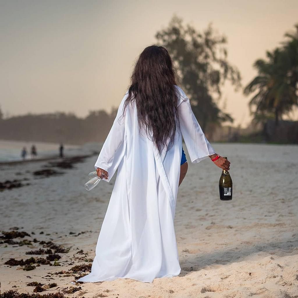 How Avril is unwinding at the Coast (Photos)