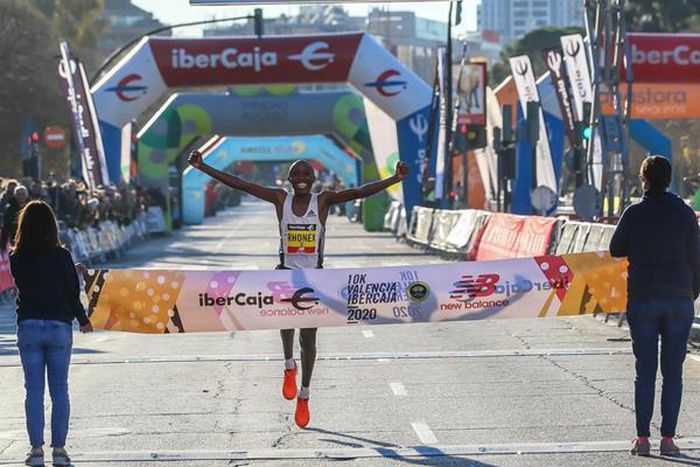 Rheox Kipruto celebrating his victory in Valencia, Spain