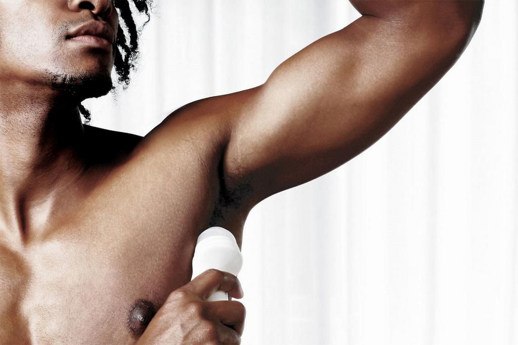 Man applying deodorant (The Manual)