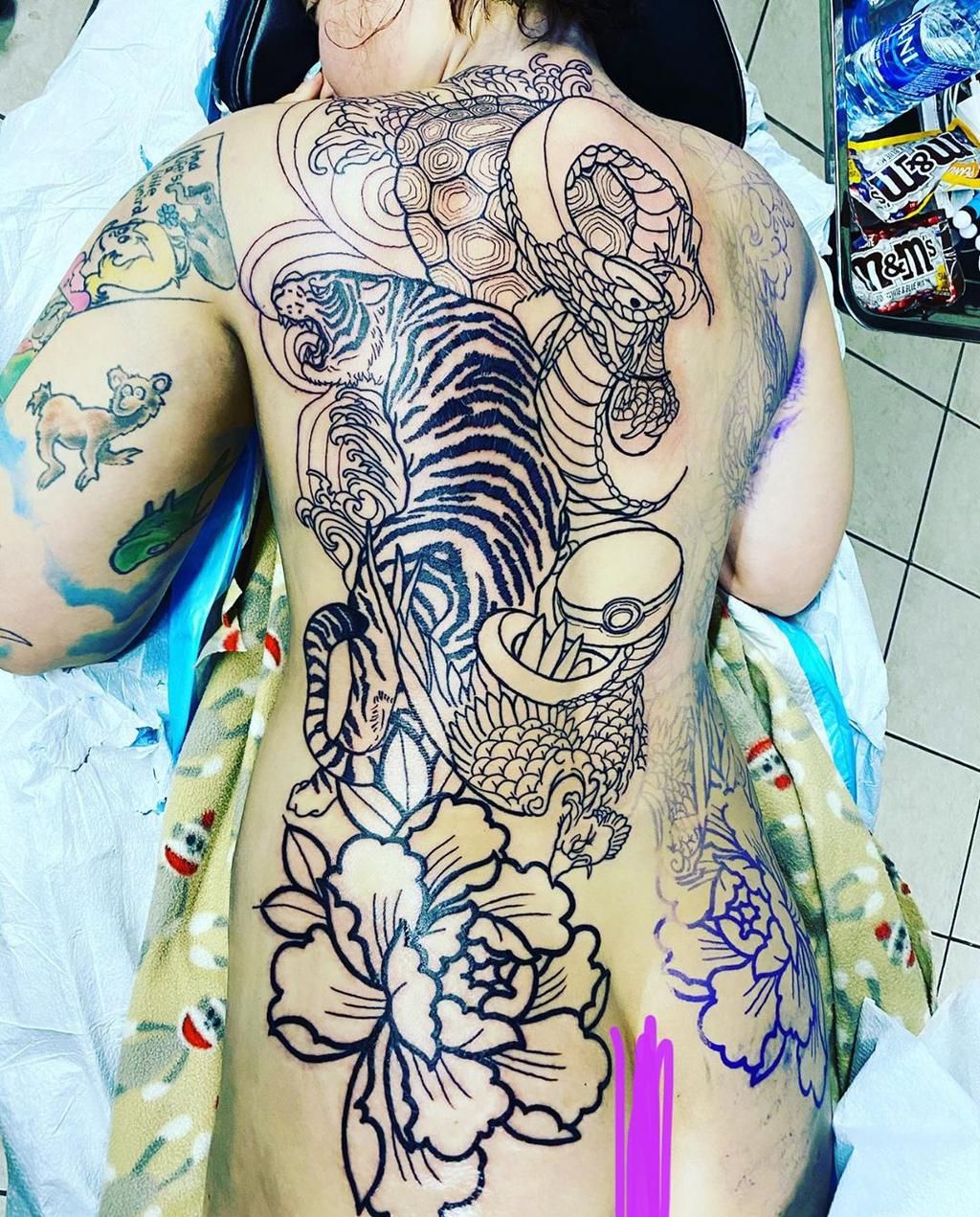 Ebru TV presenter shows off her full body tattoo (Photos)