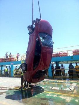 Kenya navy retrieve vehicle and body, that plunged into the Indian ocean on Saturday [Video and Photos