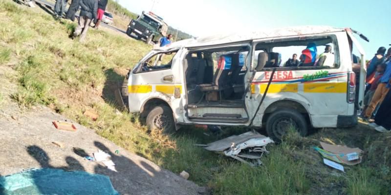 2 killed in grisly accident as angry crowd sets vehicle on fire