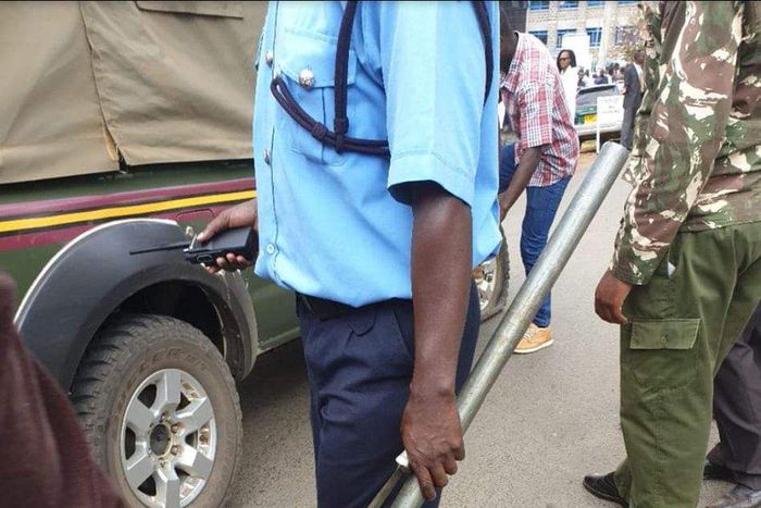 Police handle murder weapons used by Naftali Kinuthia to kill Ivy Wangechi (Twitter)