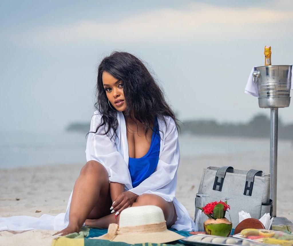 How Avril is unwinding at the Coast (Photos)