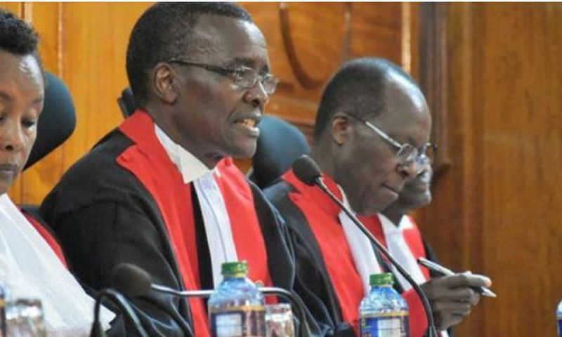 File image of CJ David Maraga (Middle) addressing the press flanked by other Supreme court judges