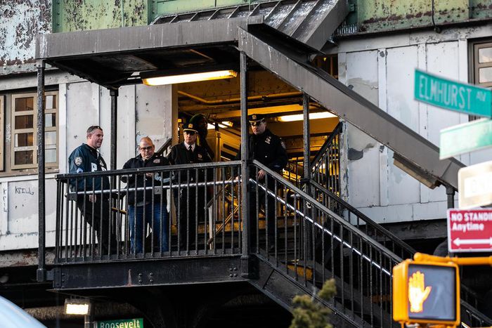 Man Is Shot Dead in Fight at a Queens Subway Station