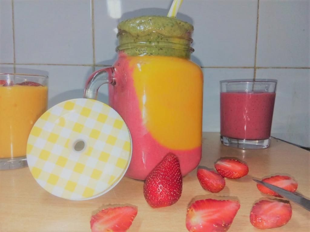 #RecipeWithAPulseliveTwist: 3-in-1 mango, strawberry, green breakfast smoothie