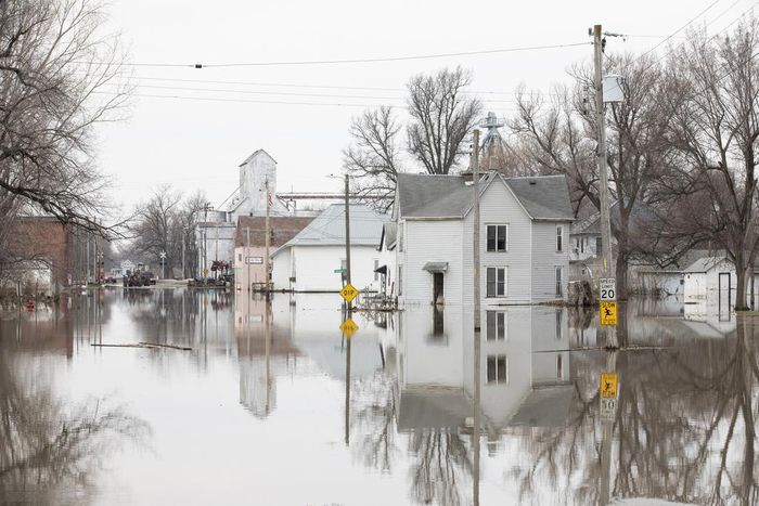 Blizzard Hits Central U.S., a Day After States Bask in Spring Sunshine