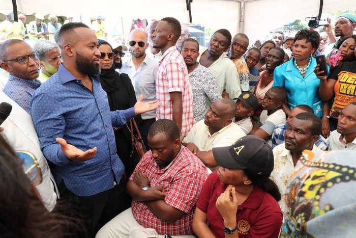 Governor Ali Hassan Joho addressing family members of woman and child who drowned at Likoni crossing