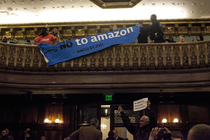 At City Hall, Amazon Executives Face Tough Room