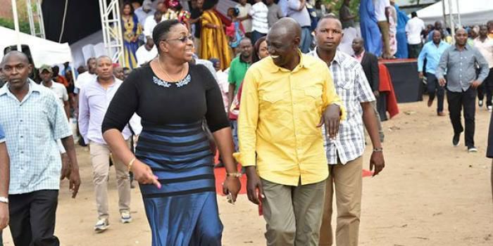 File image of DP William Ruto (in yellow shirt) speaking to Aisha Jumwa