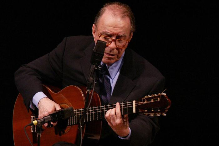 João Gilberto, 88, architect of Bossa Nova who won Grammy Award, dies