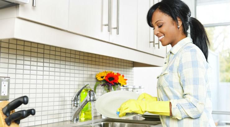 Use laundry gloves to protect your acrylic nails (That Sister)