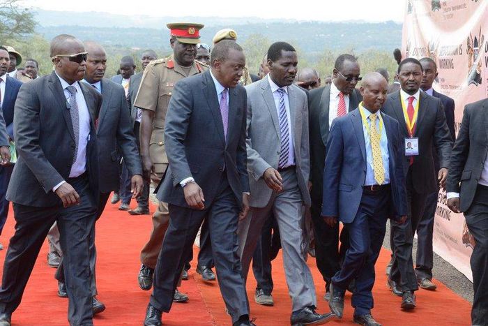 President Uhuru Kenyatta, accompanied by Governors Peter Munya, Kinuthia Mbugua and Devolution CS Mwangi Kiunjuri in Naivasha.