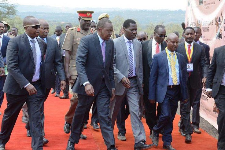 President Uhuru Kenyatta, accompanied by Governors Peter Munya, Kinuthia Mbugua and Devolution CS Mwangi Kiunjuri in Naivasha.