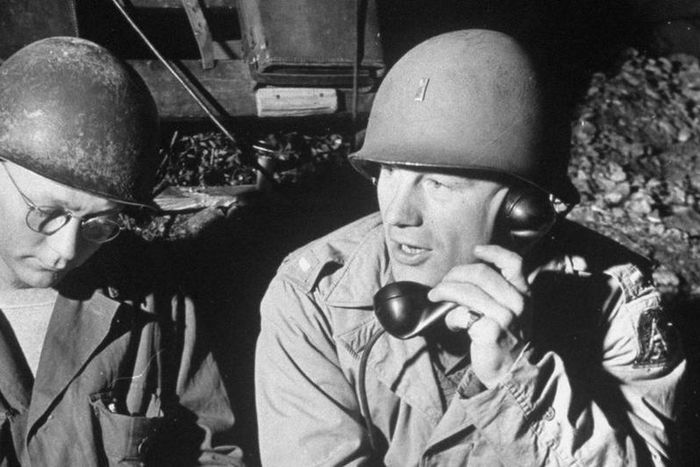 Robert Maxwell, World War II hero who fell on a grenade, dies at 98