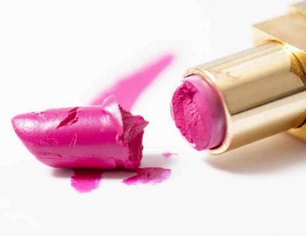 Fixing broken lipstick (Beauty - oneHOWTO)