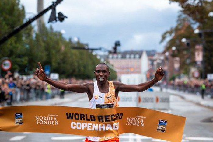 Kenya's elite athlete Geoffrey Kamworor breaks world record